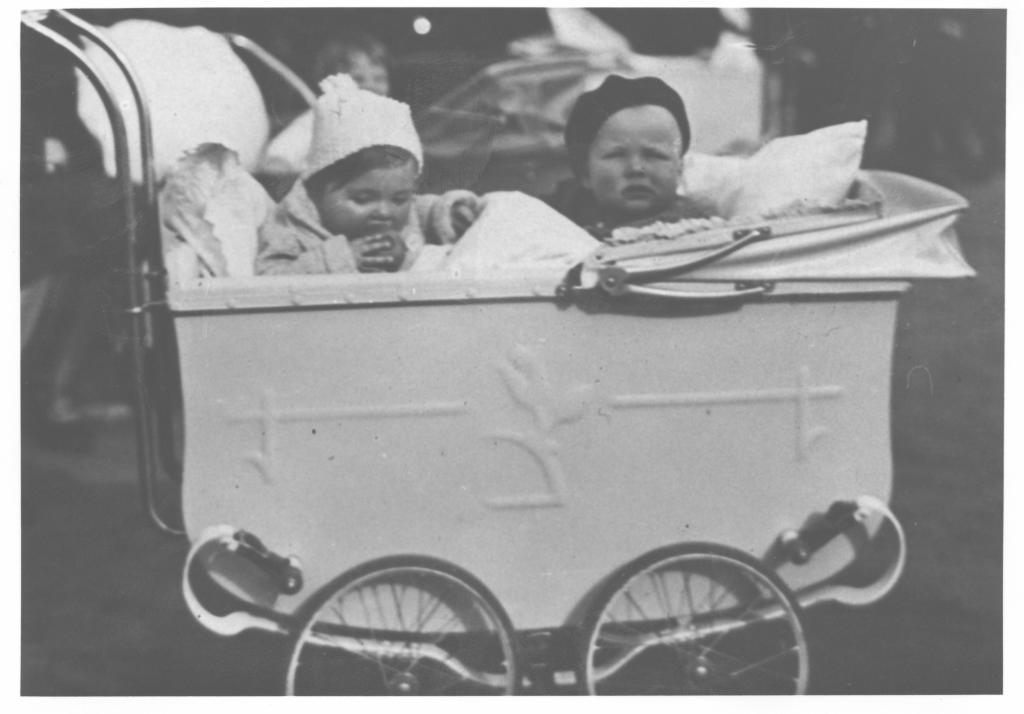 Foto G. & H. im Kinderwagen